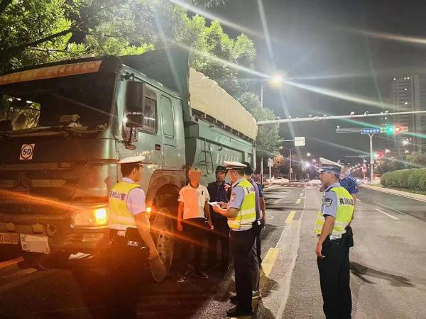 行动已经开始!济南这类车,右转必停! 行动已经开始!济南这类车,右转必停!