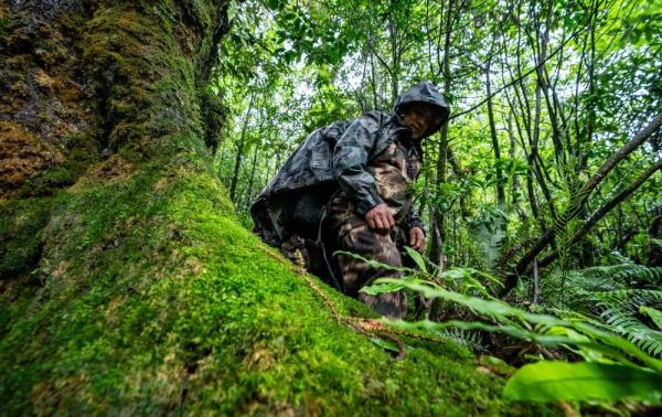 身上几十条蚂蝗、蜱虫往肉里钻……他们的故事看得让人心疼！