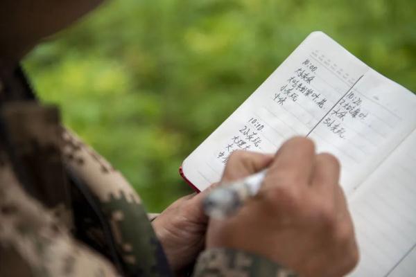 身上几十条蚂蝗、蜱虫往肉里钻……他们的故事看得让人心疼！