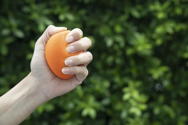 【自测】什么？“手劲大”的人心脏可能更健康？！一个动作帮你自测