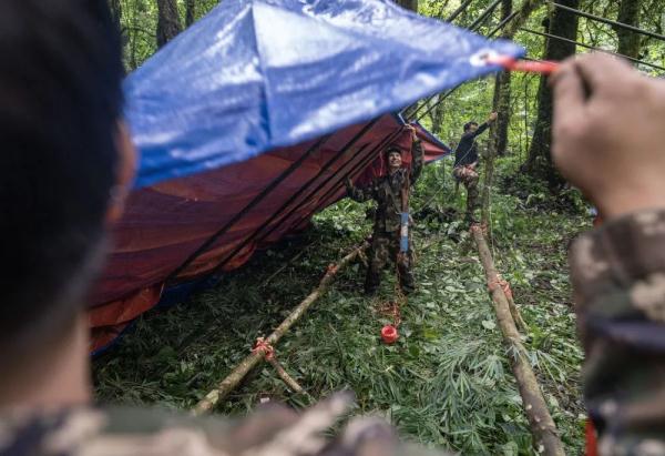 身上几十条蚂蝗、蜱虫往肉里钻……他们的故事看得让人心疼！