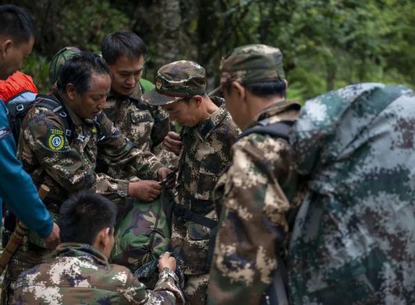 身上几十条蚂蝗、蜱虫往肉里钻……他们的故事看得让人心疼！