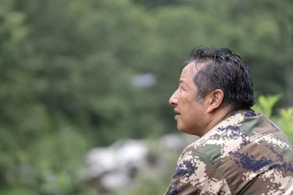 身上几十条蚂蝗、蜱虫往肉里钻……他们的故事看得让人心疼！