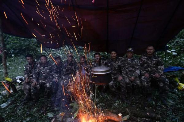 身上几十条蚂蝗、蜱虫往肉里钻……他们的故事看得让人心疼！