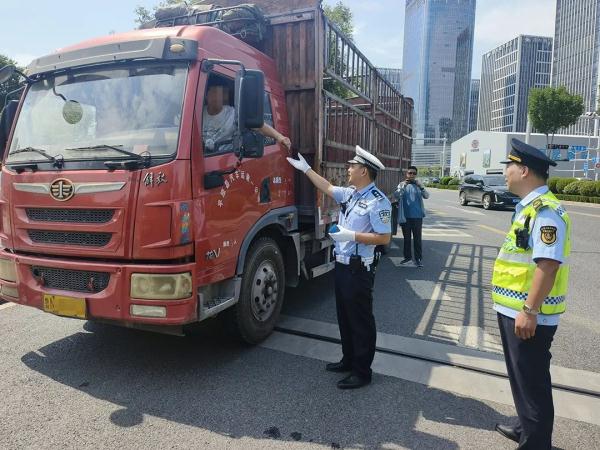 行动已经开始!济南这类车,右转必停! 行动已经开始!济南这类车,右转必停!