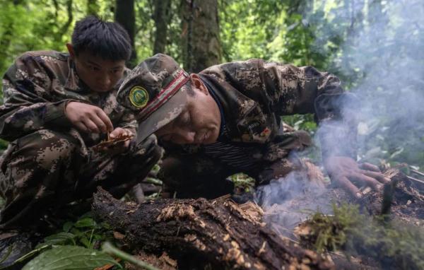 身上几十条蚂蝗、蜱虫往肉里钻……他们的故事看得让人心疼！