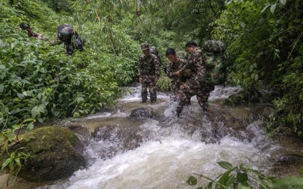身上几十条蚂蝗、蜱虫往肉里钻……他们的故事看得让人心疼！