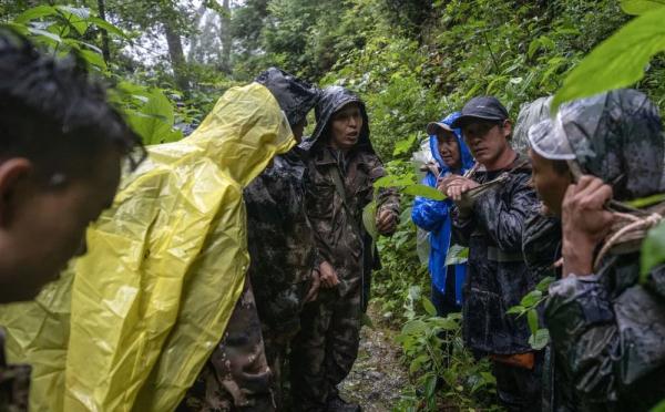 身上几十条蚂蝗、蜱虫往肉里钻……他们的故事看得让人心疼！