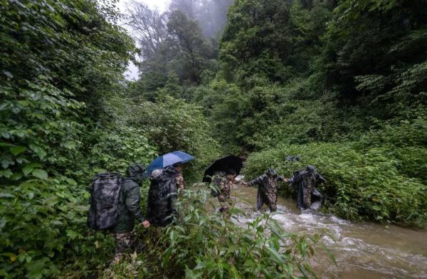 身上几十条蚂蝗、蜱虫往肉里钻……他们的故事看得让人心疼！