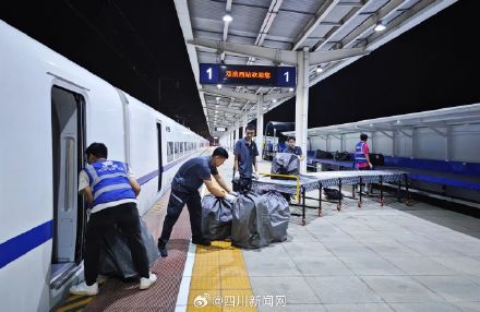 “动货”来了!成昆高铁快运专列开通 “动货”来了!成昆高铁快运专列开通