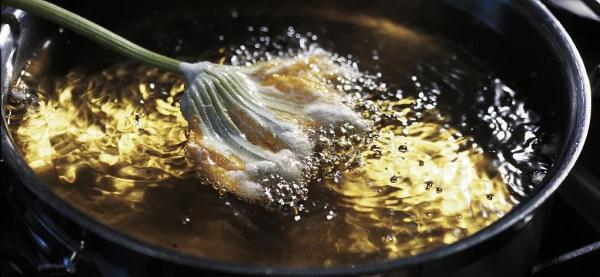 厨房用油怎么挑?这3种油劝你别用,吃错了小心疾病找上门! 厨房用油怎么挑?这3种油劝你别用,吃错了小心疾病找上门!