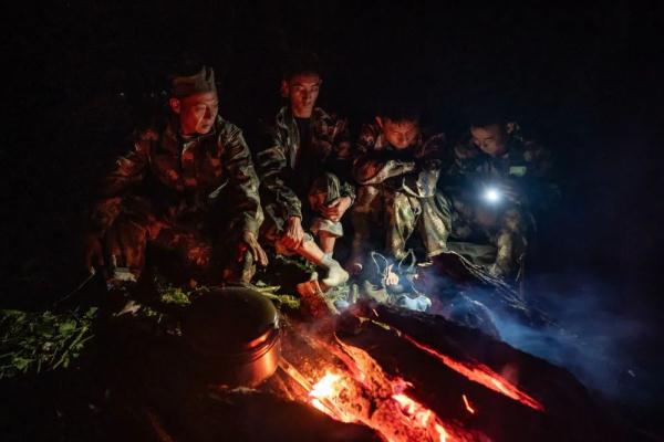 身上几十条蚂蝗、蜱虫往肉里钻……他们的故事看得让人心疼！