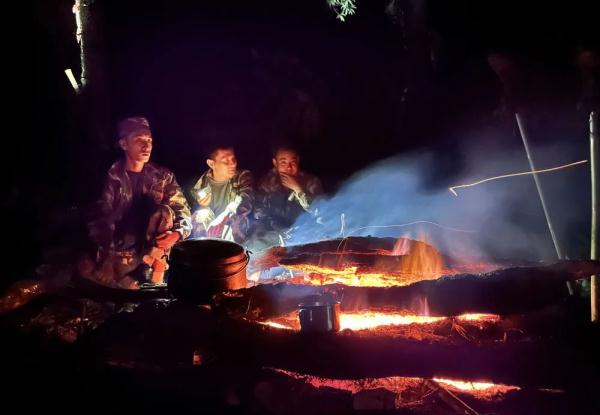 身上几十条蚂蝗、蜱虫往肉里钻……他们的故事看得让人心疼！