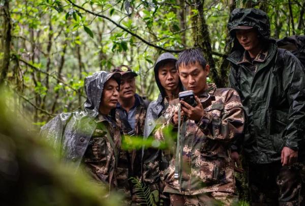 身上几十条蚂蝗、蜱虫往肉里钻……他们的故事看得让人心疼！