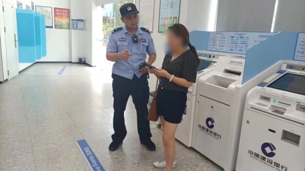 女子突然收到嫂子转来两笔钱，越想越觉得可疑，幸好报警了……