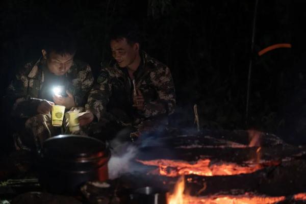 身上几十条蚂蝗、蜱虫往肉里钻……他们的故事看得让人心疼！