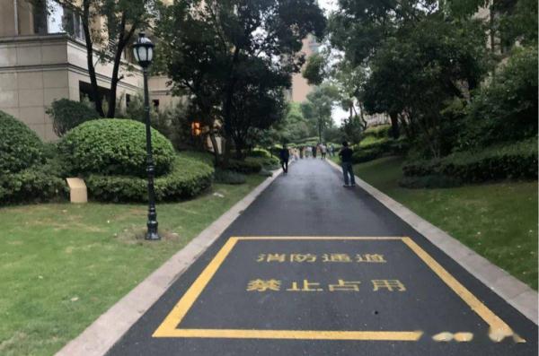 高空坠物砸坏奔驰车，车主索赔被法院驳回