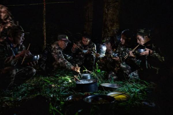 身上几十条蚂蝗、蜱虫往肉里钻……他们的故事看得让人心疼！