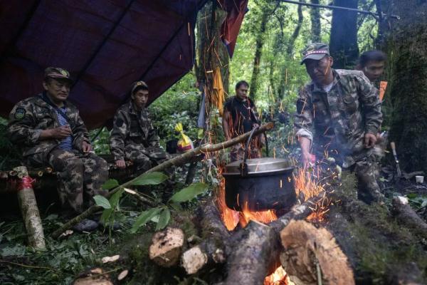 身上几十条蚂蝗、蜱虫往肉里钻……他们的故事看得让人心疼！