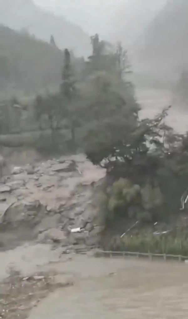 四川宝兴五龙突发山洪泥石流! 四川宝兴五龙突发山洪泥石流!