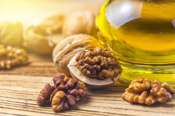 厨房用油怎么挑?这3种油劝你别用,吃错了小心疾病找上门! 厨房用油怎么挑?这3种油劝你别用,吃错了小心疾病找上门!