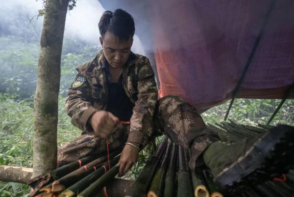 身上几十条蚂蝗、蜱虫往肉里钻……他们的故事看得让人心疼！