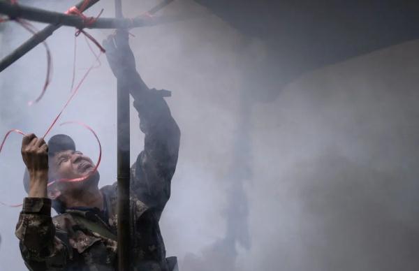 身上几十条蚂蝗、蜱虫往肉里钻……他们的故事看得让人心疼！