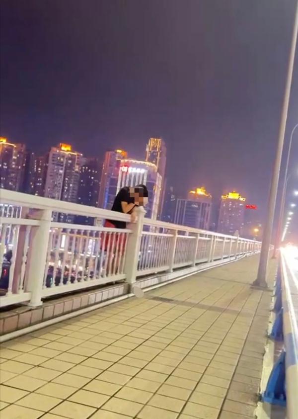 “兄弟,回来!”重庆女子嘶声劝阻跳桥者:遇到就要帮一把 “兄弟,回来!”重庆女子嘶声劝阻跳桥者:遇到就要帮一把