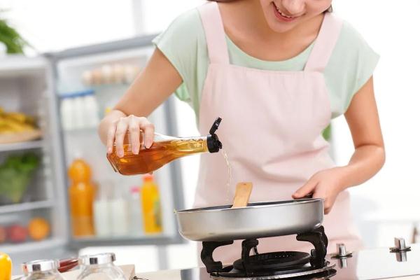 厨房用油怎么挑?这3种油劝你别用,吃错了小心疾病找上门! 厨房用油怎么挑?这3种油劝你别用,吃错了小心疾病找上门!