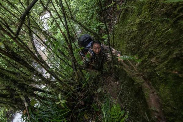 身上几十条蚂蝗、蜱虫往肉里钻……他们的故事看得让人心疼！