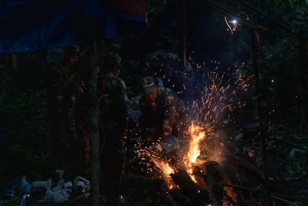 身上几十条蚂蝗、蜱虫往肉里钻……他们的故事看得让人心疼！