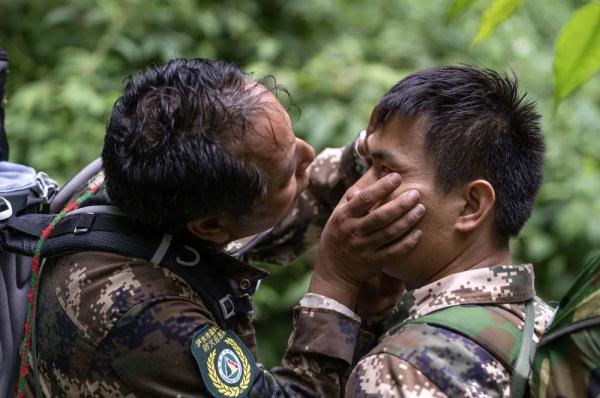 身上几十条蚂蝗、蜱虫往肉里钻……他们的故事看得让人心疼！