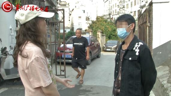 男子为见孩子 在前岳父家门前赖着不走