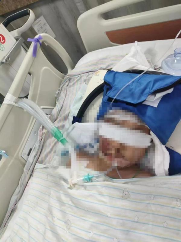 男孩被跳楼者砸伤住进ICU 官方:正协调对男孩进行救助 男孩被跳楼者砸伤住进ICU 官方:正协调对男孩进行救助