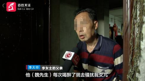 男子为见孩子 在前岳父家门前赖着不走