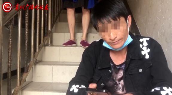 男子为见孩子 在前岳父家门前赖着不走