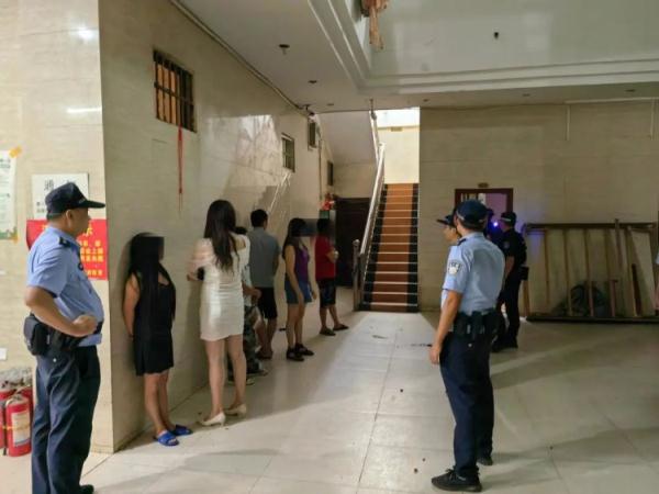 涉嫌卖淫嫖娼！旅馆内17名男女当场被抓