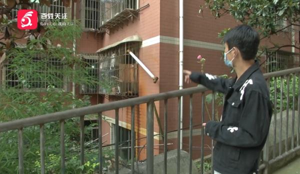 男子为见孩子 在前岳父家门前赖着不走