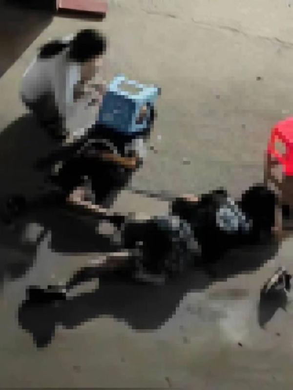 男孩被跳楼者砸伤住进ICU 官方:正协调对男孩进行救助 男孩被跳楼者砸伤住进ICU 官方:正协调对男孩进行救助