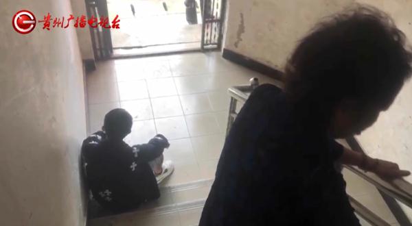 男子为见孩子 在前岳父家门前赖着不走
