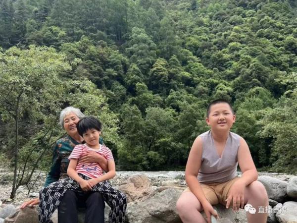 火了!71岁奶奶自驾游川藏,全网羡慕!女儿回应... 火了!71岁奶奶自驾游川藏,全网羡慕!女儿回应...