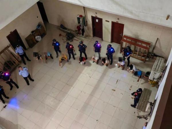 涉嫌卖淫嫖娼！旅馆内17名男女当场被抓
