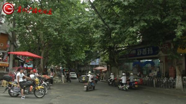 男子为见孩子 在前岳父家门前赖着不走