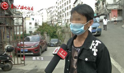 男子为见孩子 在前岳父家门前赖着不走