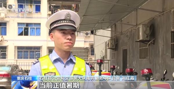 车辆临近时切勿加速横穿！少年翻越马路护栏被撞
