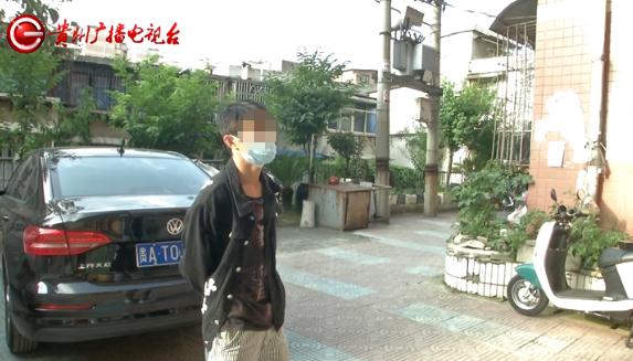 男子为见孩子 在前岳父家门前赖着不走