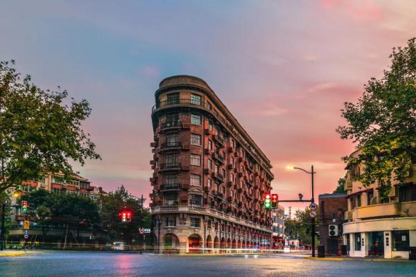 Citywalk最高收费258贵不贵？今夏年轻人新宠城市漫游引争议，网友：不就是遛弯？