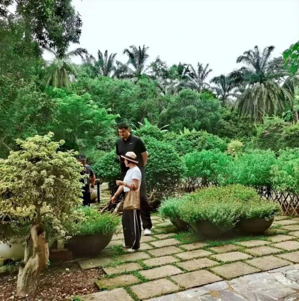 网友偶遇姚明一家出游：像极了老师和小学生合影
