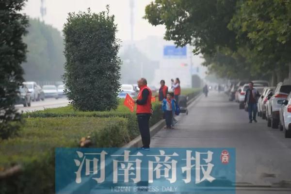 近八成网友反对!要家长请假轮流站岗执勤,请问保安是干吗的? 近八成网友反对!要家长请假轮流站岗执勤,请问保安是干吗的?
