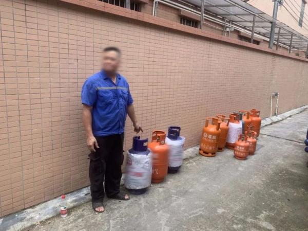 拘留！一男子出租屋内放32个液化气瓶